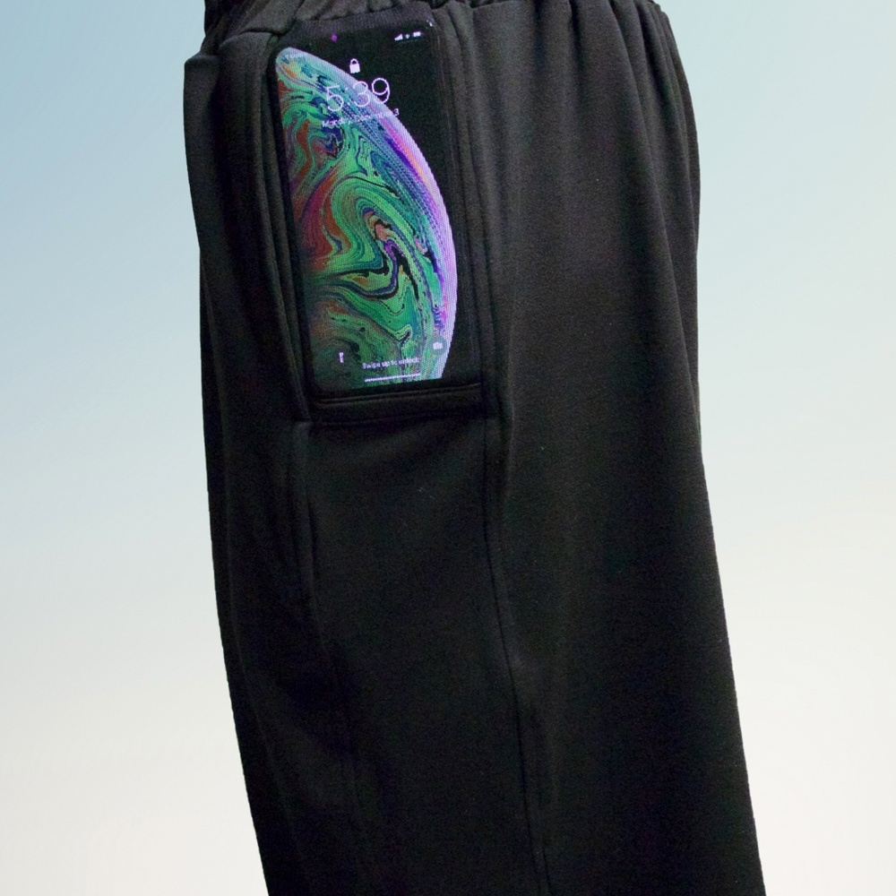 SHORTS THAT HOLDS YOUR PHONE WHILE YOU WORKOUT